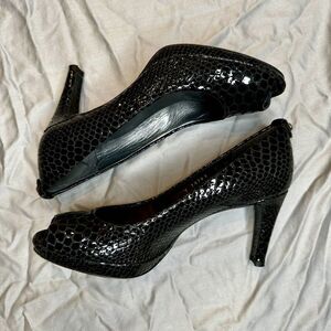 Stuart Weitzman Plainfield Logo Black Embossed Reptile Leather Peep Toe Pumps 7N